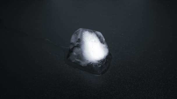 Cubo di ghiaccio che si scioglie — Video Stock