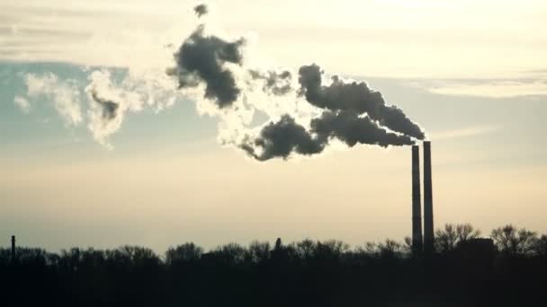 Chimeneas en central eléctrica — Vídeos de Stock