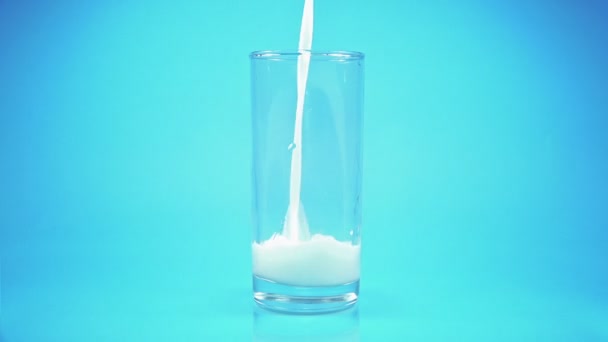 Glas Milch mit Gießspritzer — Stockvideo