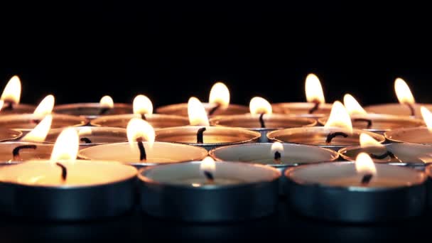 Kerzen brennen aus. — Stockvideo