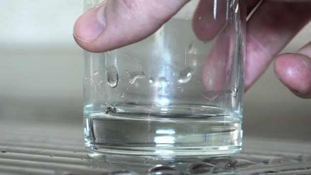 Puring vatten i glas — Stockvideo