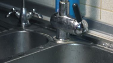 Kadın hazırlamak bulaşıkları yıkama için