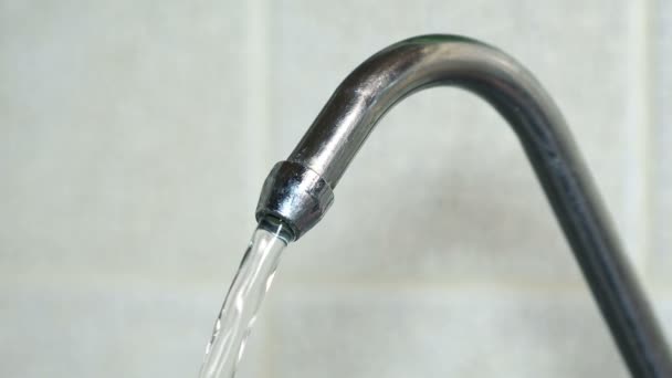Versare acqua da un rubinetto — Video Stock