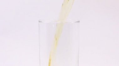 bir cam içine dökülen suyu