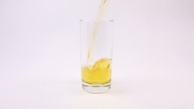 bir cam içine dökülen suyu