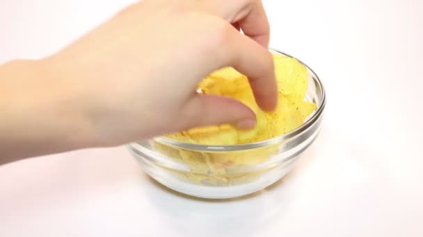 Mujer comiendo patatas fritas — Vídeos de Stock