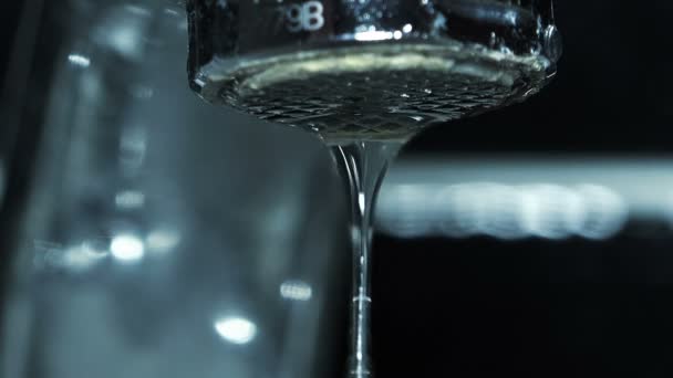 Vatten droppande från kranen — Stockvideo