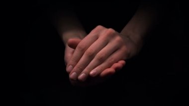 Bir şey gösterilen boş eller