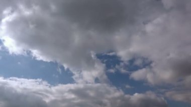 Bulutlar üzerinde mavi gökyüzü yüzen