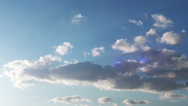 Nuvens flutuantes sobre céu azul — Vídeo de Stock