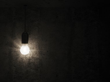 Boş odada ampul asılı