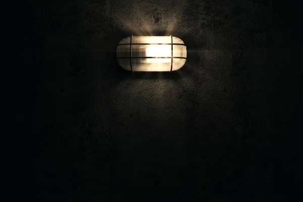 Lampe éclairée sur un mur de béton grunge — Photo