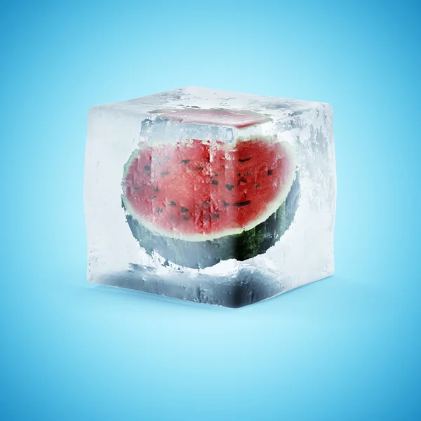 Sandía en rodajas en cubo de hielo — Foto de Stock