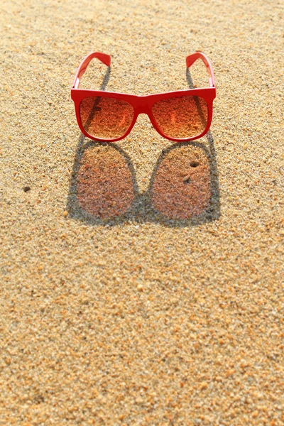 Rote Sonnenbrille am Strand — Stockfoto