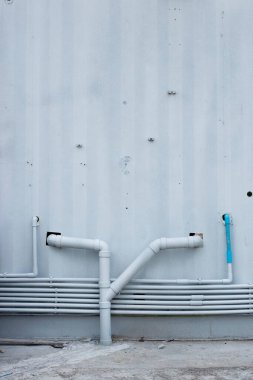 Beyaz kargo konteynırından yapılmış eski duvar