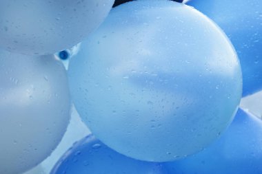 Balon yüzeyine yağmur damlaları