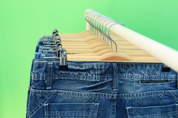 Řádek věšák modré džíny — Stock fotografie
