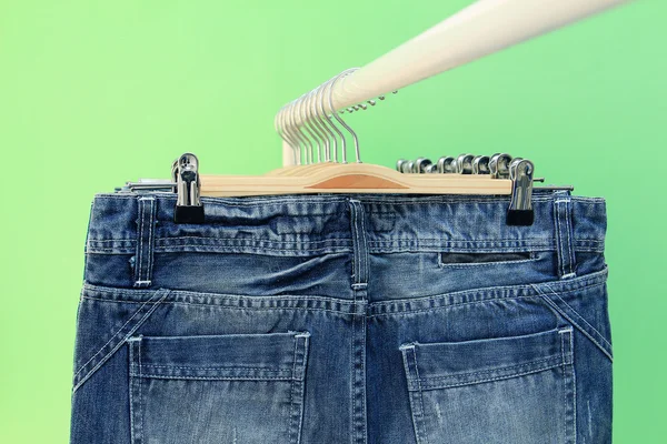 Rad hängd Blå jeans — Stockfoto