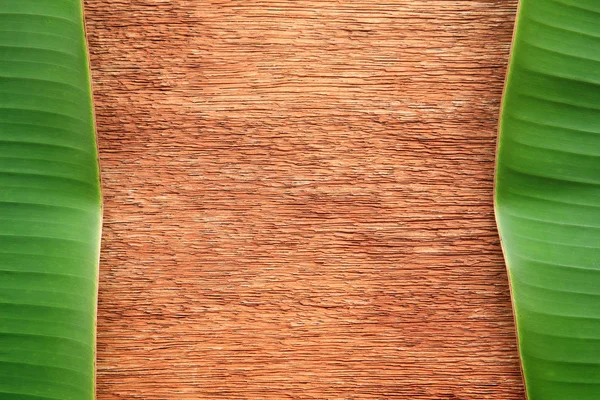 Folha de banana no tabuleiro de madeira — Fotografia de Stock