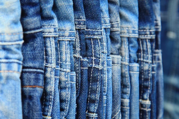 Ряд повешенных синих джинсов — стоковое фото
