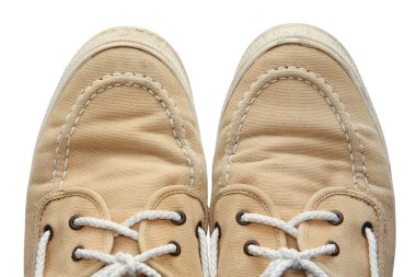 Spor ayakkabıları beyazda izole.