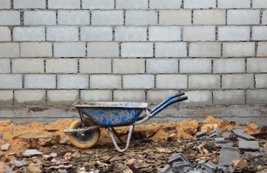 Eski paslı el arabası şantiye