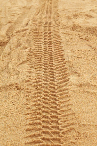 Trilhas de pneus na areia — Fotografia de Stock