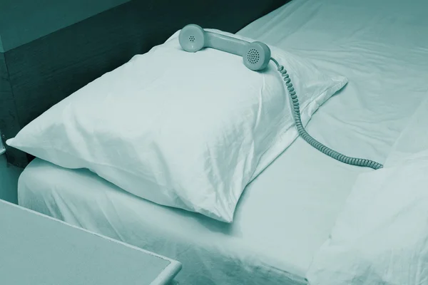 Telefone antigo na cama do hotel — Fotografia de Stock