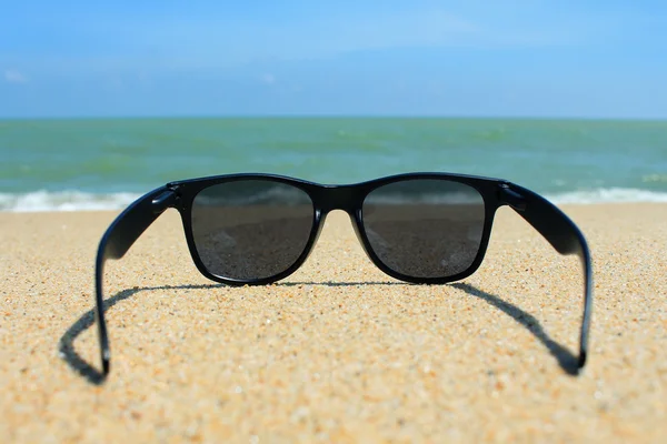Zonnebril op het strand — Stockfoto