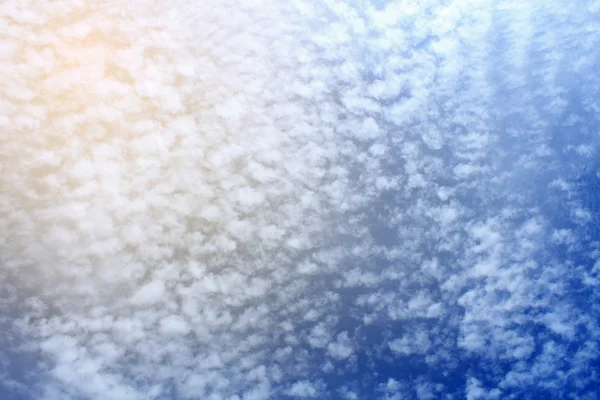 Fond nuageux avec image filtrée par couleur — Photo