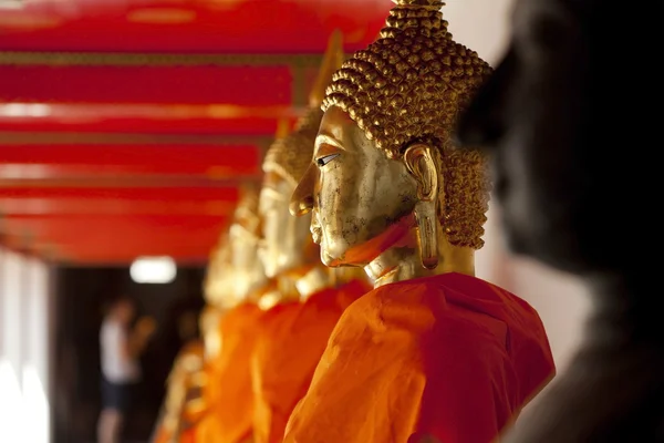 金色的佛像，扫管笏卧佛寺泰国 — 图库照片