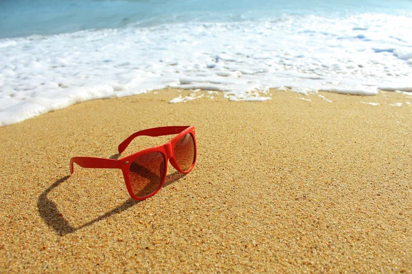 Rote Sonnenbrille am Strand — Stockfoto