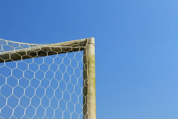 老足球目标与蓝蓝的天空 — 图库照片