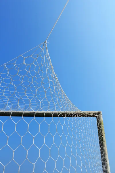 푸른 하늘 가진 오래 된 축구 목표 — 스톡 사진