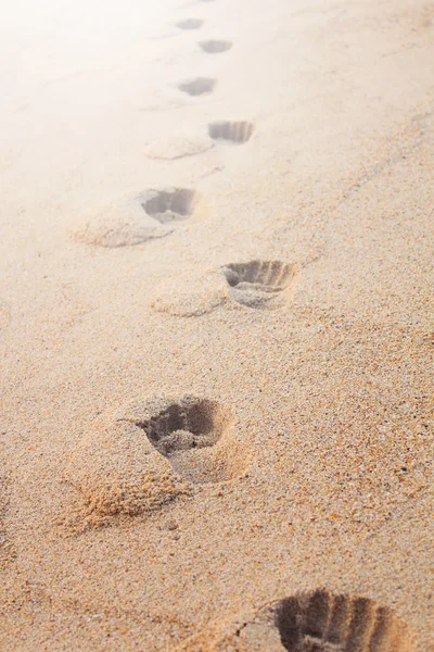 Pegadas na praia de areia — Fotografia de Stock