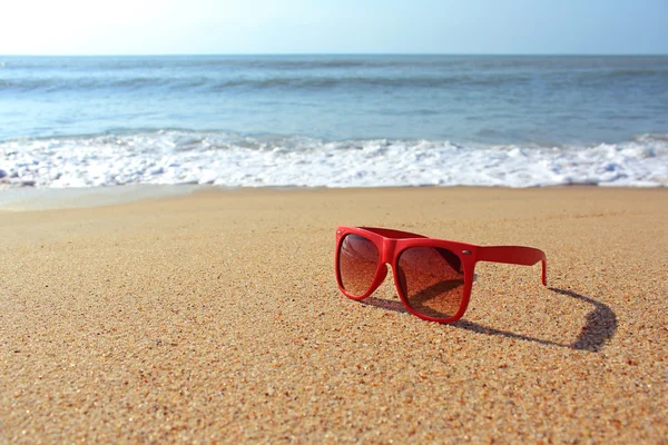 Rote Sonnenbrille am Strand — Stockfoto