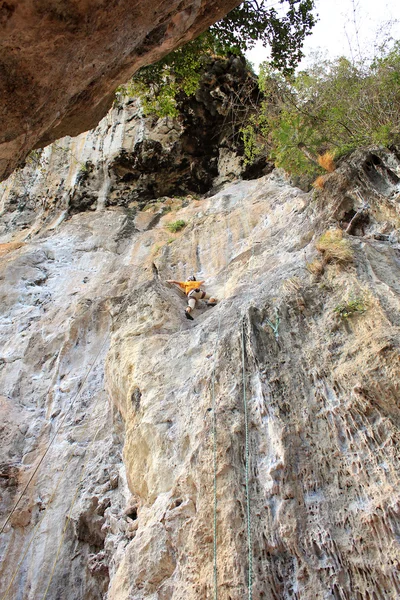 崖、タイのロック ・ クライマー — ストック写真