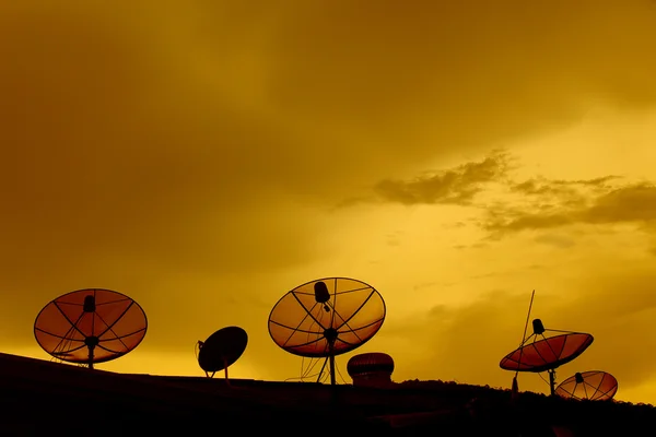 Antenne satellite sur le toit, Thaïlande — Photo