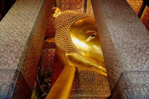 Statua reclinabile in oro buddha, Thailandia — Foto Stock