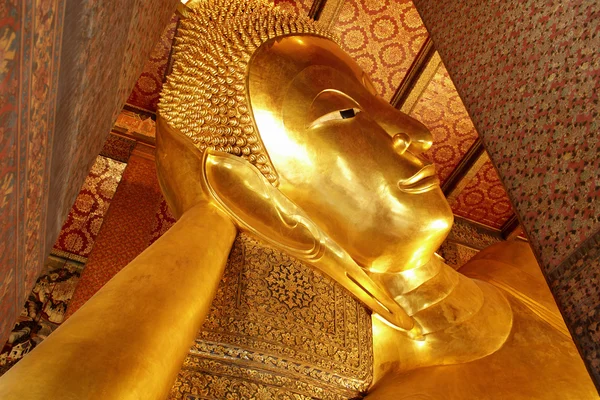 Liggande buddha guld statyn, Thailand — Stockfoto