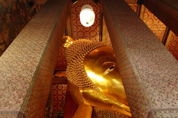 Reclining buddha gold statue, Thailand — Stock Photo, Image