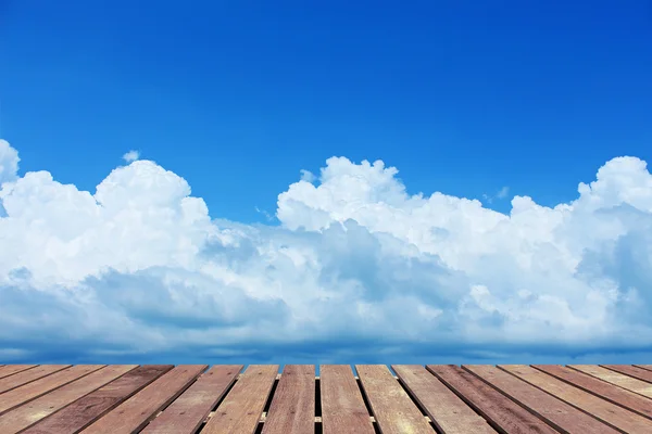 Mooie wolk met houten vloer — Stockfoto