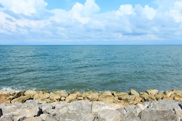 Beach and tropical sea — Stock Photo, Image