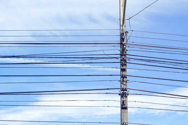 Pali e fili elettrici con cielo blu — Foto Stock