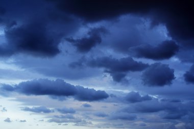 Karanlık fırtınalı gökyüzü