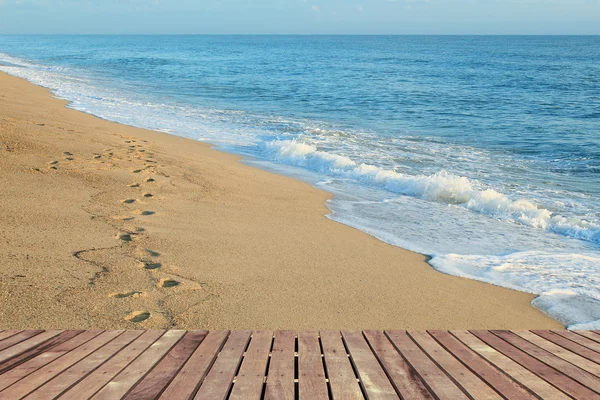 Tropical beach with wooden floor — Stock Photo, Image