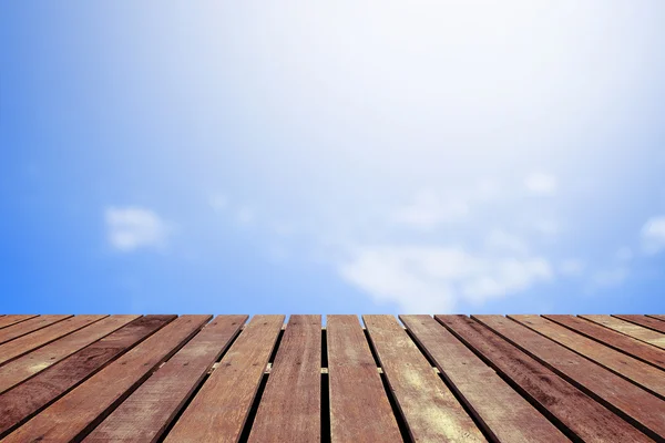 Mooie wolk met houten vloer — Stockfoto