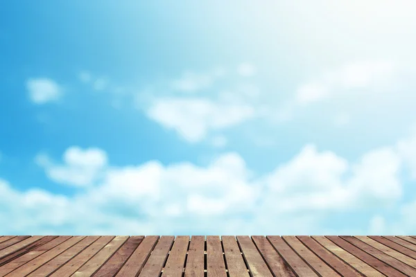 Mooie wolk met houten vloer — Stockfoto