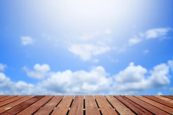 Mooie wolk met houten vloer — Stockfoto