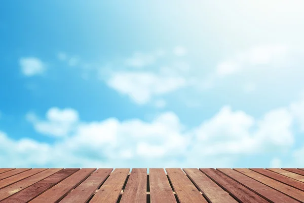 Blauwe lucht met houten vloer — Stockfoto